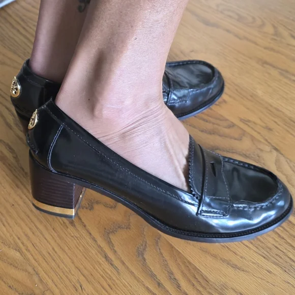 Tory Burch Black Leather Loafers with Gold Logo - Picture 2 of 7